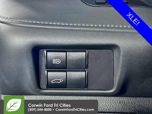 Used 2022 Toyota Highlander XLE AWD/4WD image 20