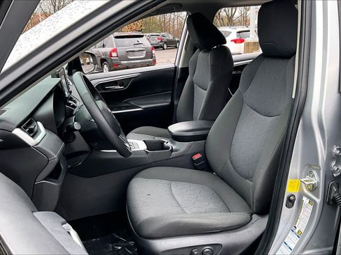 Used 2022 Toyota RAV4 XLE image 7