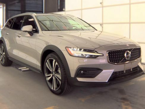 Used 2025 Volvo V60 B5 Cross Country Plus AWD/4WD image 2