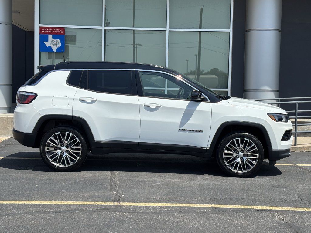 Used 2023 Jeep Compass Limited w/ Elite Group AWD/4WD image 2
