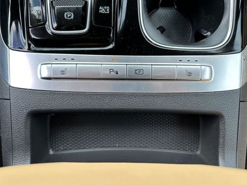 Used 2022 Kia Carnival EX image 36