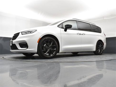 Used 2024 Chrysler Pacifica Limited w/ Uconnect Theater Family Group image 21