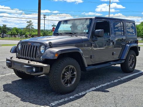 Used 2016 Jeep Wrangler Unlimited Sahara AWD/4WD image 3