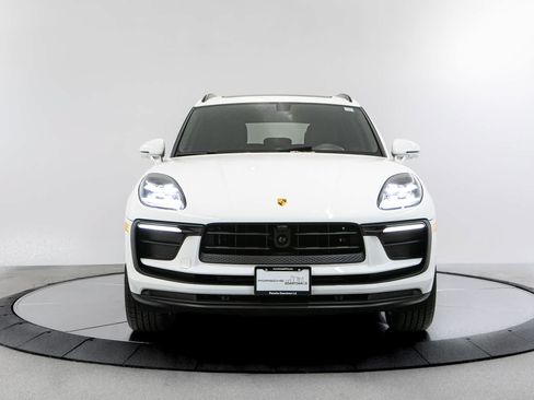 Certified 2025 Porsche Macan AWD/4WD image 10