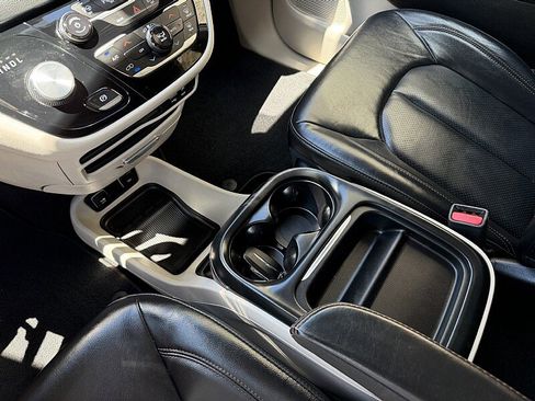 Used 2019 Chrysler Pacifica Touring-L w/ Advanced Safetytec Group FWD image 16