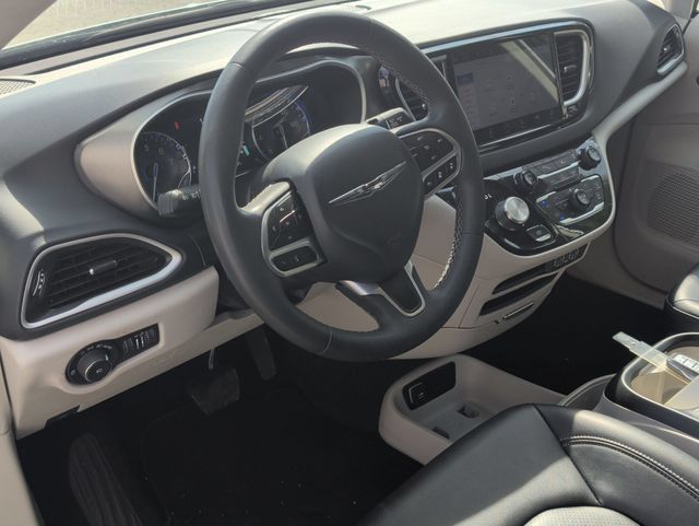 Used 2024 Chrysler Pacifica Touring-L FWD image 12