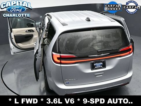 Used 2023 Chrysler Pacifica Touring-L FWD image 33