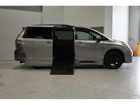 Used 2013 Toyota Sienna SE FWD image 17