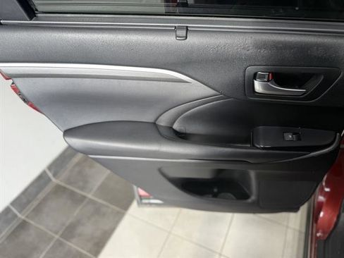 Used 2018 Toyota Highlander SE image 19