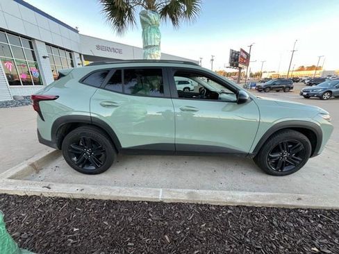 Used 2025 Chevrolet Trax ACTIV w/ Sunroof Package image 18