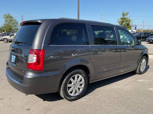 Used 2015 Chrysler Town & Country LX FWD image 7