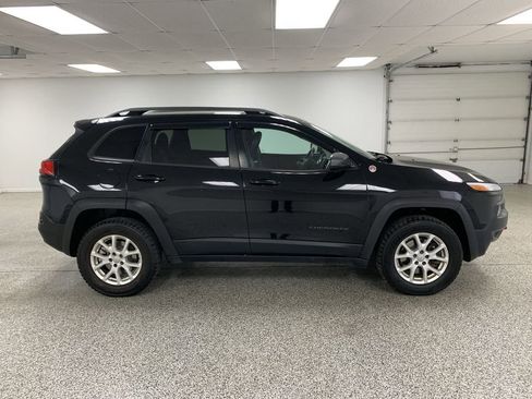 Used 2018 Jeep Cherokee Trailhawk w/ Cold Weather Group AWD/4WD image 9
