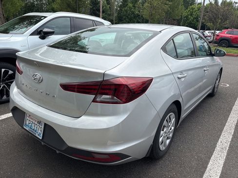 Used 2019 Hyundai Elantra SE w/ Winter Weather Package FWD image 3