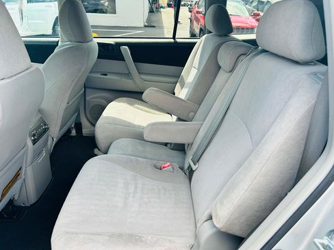 Used 2012 Toyota Highlander FWD image 23