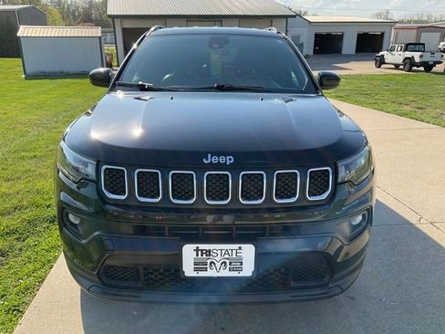 Used 2023 Jeep Compass Latitude w/ Convenience Group AWD/4WD image 2
