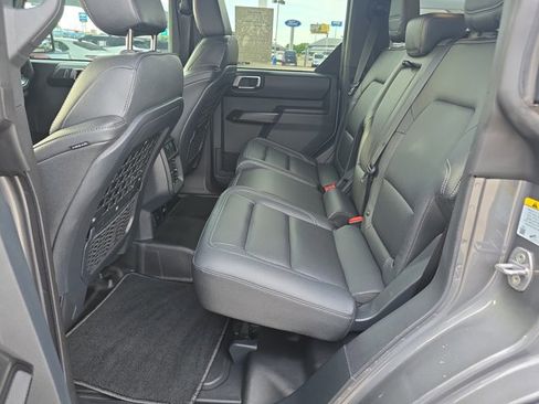 Used 2025 Ford Bronco Badlands image 15