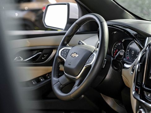 Used 2023 Chevrolet Traverse Premier image 24