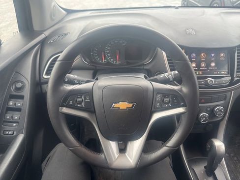 Used 2021 Chevrolet Trax LT w/ LT Convenience Package image 11