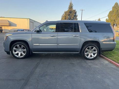 Used 2016 Cadillac Escalade ESV Luxury image 8