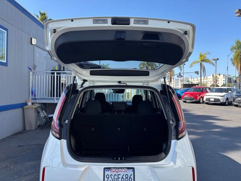 Used 2025 Kia Soul LX w/ LX Technology Package FWD image 29