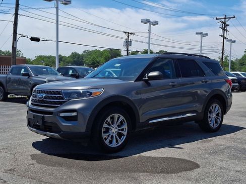 Certified 2023 Ford Explorer XLT w/ Equipment Group 202A AWD/4WD image 3
