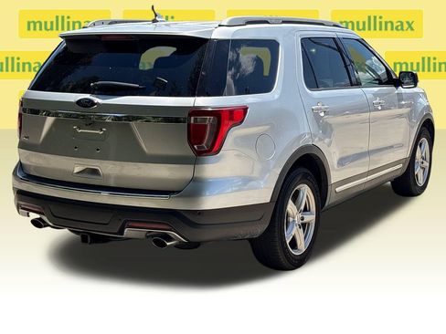 Used 2018 Ford Explorer XLT w/ Equipment Group 202A FWD image 4