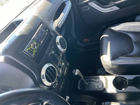 Used 2015 Jeep Wrangler Unlimited Sahara w/ Connectivity Group AWD/4WD image 12