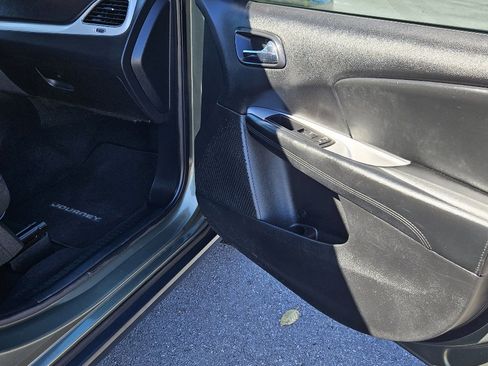 Used 2017 Dodge Journey SE image 14