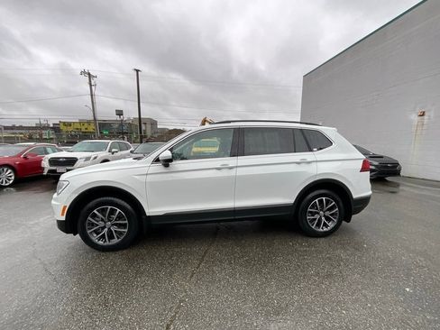 Used 2020 Volkswagen Tiguan SE w/ Panoramic Sunroof Package image 5