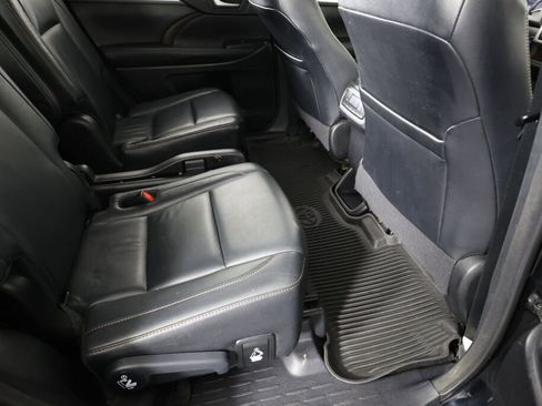 Used 2017 Toyota Highlander XLE image 23