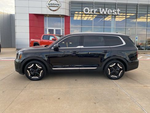 Used 2024 Kia Telluride EX w/ EX Captain's Chair Package image 2