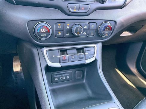 Used 2024 GMC Terrain SLT AWD/4WD image 24