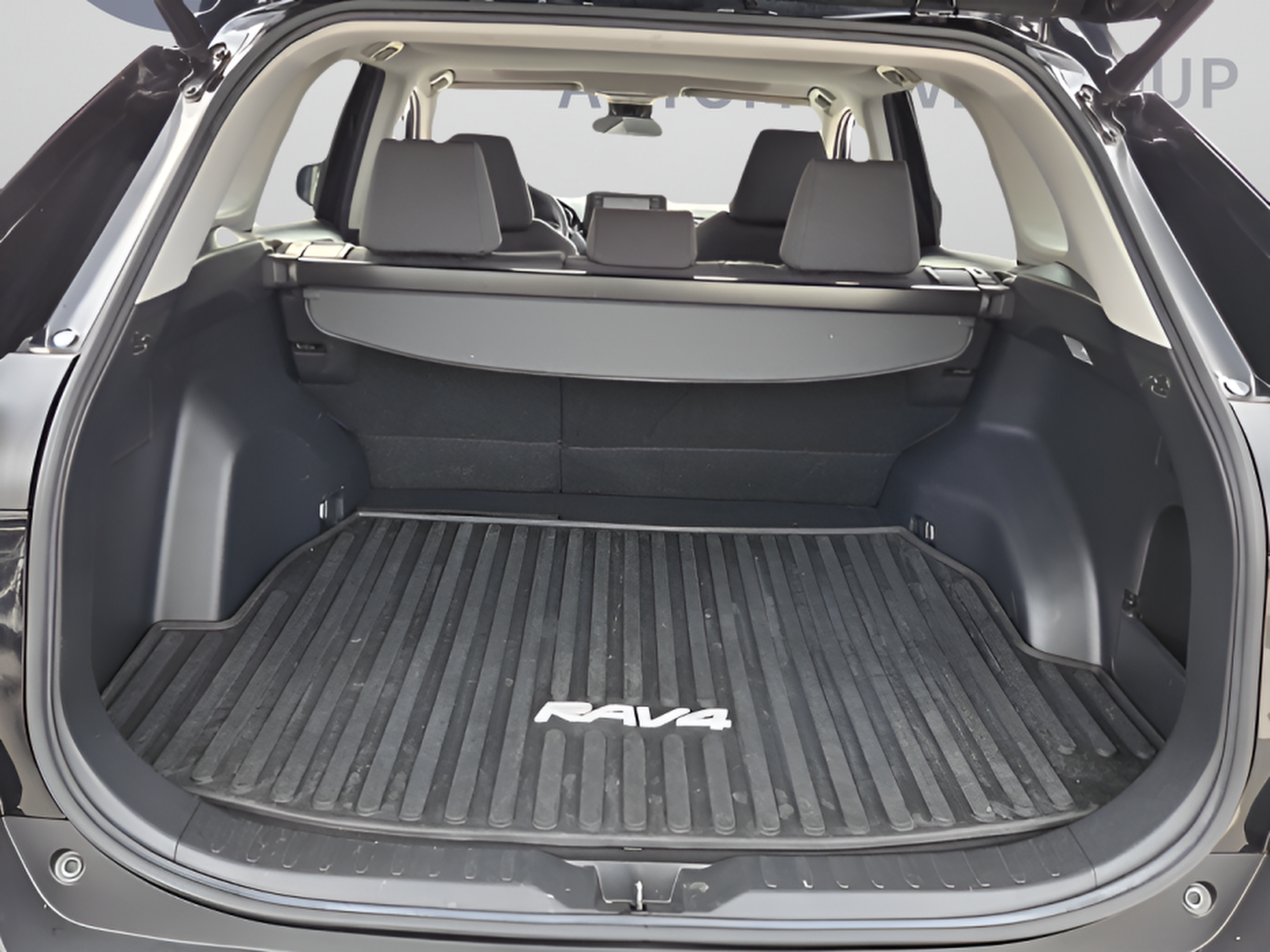 Used 2019 Toyota RAV4 XLE w/ Convenience Package FWD image 13