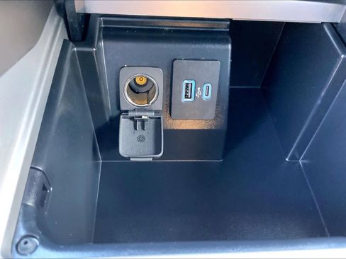 Used 2022 Ford Explorer Platinum w/ Technology Package image 31