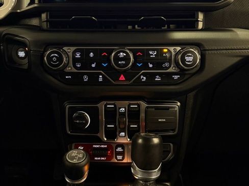 Used 2024 Jeep Wrangler Unlimited Rubicon AWD/4WD image 30