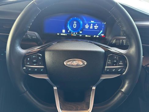 Used 2022 Ford Explorer Platinum w/ Technology Package image 12