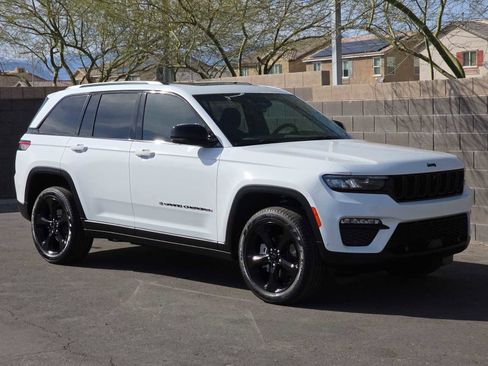 Used 2024 Jeep Grand Cherokee Limited w/ Luxury Tech Group II image 3