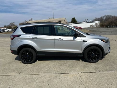 Used 2018 Ford Escape SE w/ SE Sport Appearance Package image 7