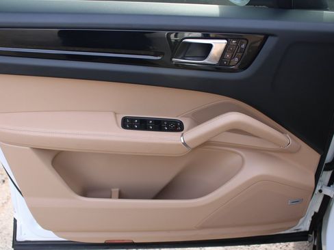 Used 2021 Porsche Cayenne image 9