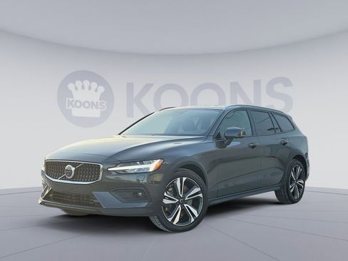 Used 2025 Volvo V60 B5 Cross Country Plus image 1