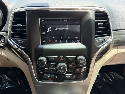 Used 2020 Jeep Grand Cherokee Laredo RWD image 20