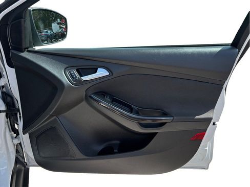 Used 2016 Ford Focus Titanium FWD image 39