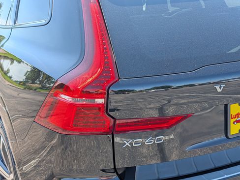 Used 2022 Volvo XC60 T8 R-Design AWD/4WD image 17
