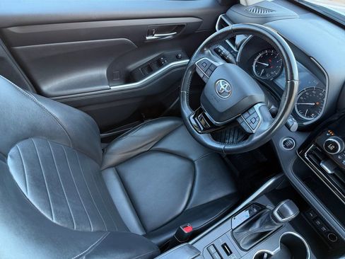 Used 2021 Toyota Highlander XLE image 15