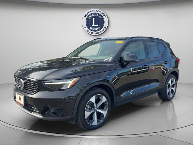 Used 2024 Volvo XC40 B5 Core AWD/4WD image 1