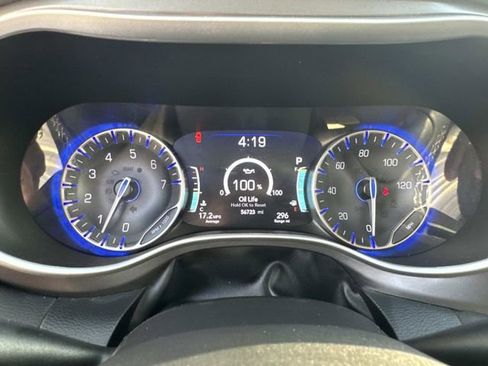 Used 2024 Chrysler Pacifica Touring-L image 26