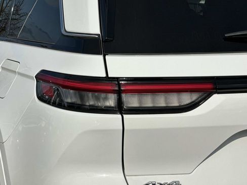 Used 2022 Jeep Grand Cherokee Overland w/ Luxury Tech Group IV image 9