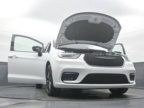 Used 2025 Chrysler Pacifica Limited image 56