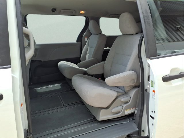 Used 2020 Toyota Sienna L FWD image 22