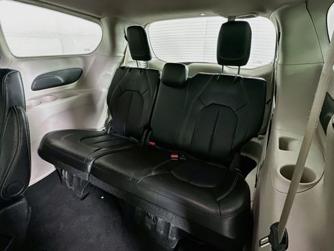Used 2024 Chrysler Pacifica Touring-L FWD image 28